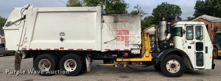 image for item DM1762 2018 Mack LR613 refuse truck