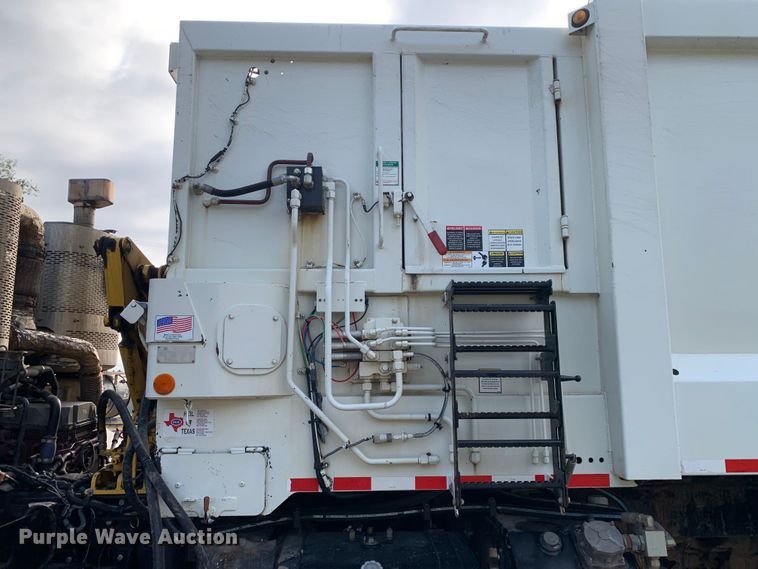 image for item DM1762 2018 Mack LR613 refuse truck