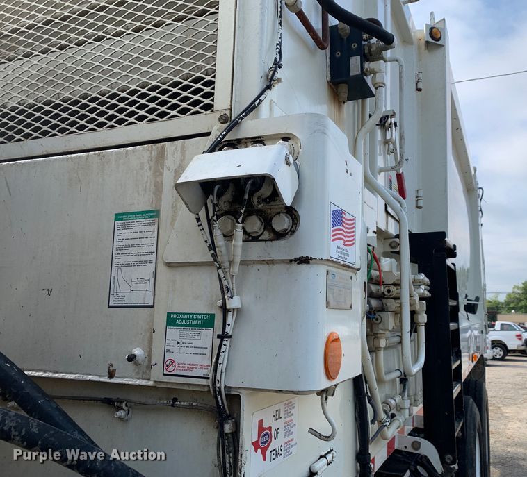 image for item DM1762 2018 Mack LR613 refuse truck