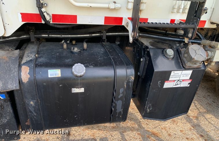 image for item DM1762 2018 Mack LR613 refuse truck