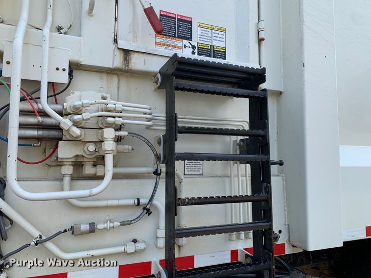 image for item DM1762 2018 Mack LR613 refuse truck