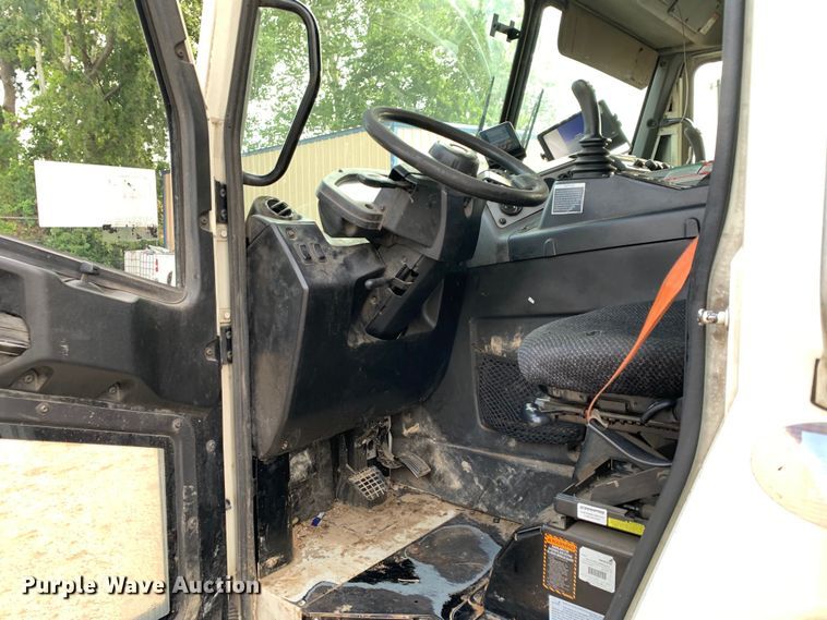 image for item DM1762 2018 Mack LR613 refuse truck