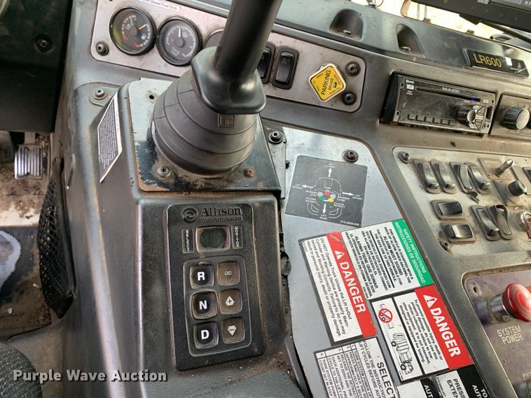 image for item DM1762 2018 Mack LR613 refuse truck