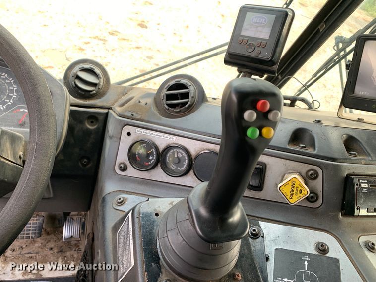 image for item DM1762 2018 Mack LR613 refuse truck