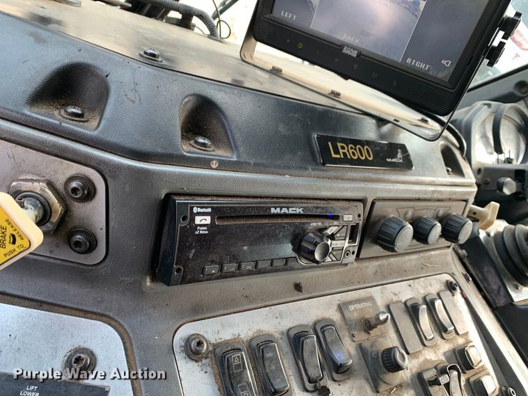 image for item DM1762 2018 Mack LR613 refuse truck