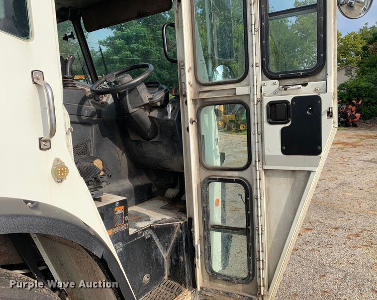 image for item DM1762 2018 Mack LR613 refuse truck