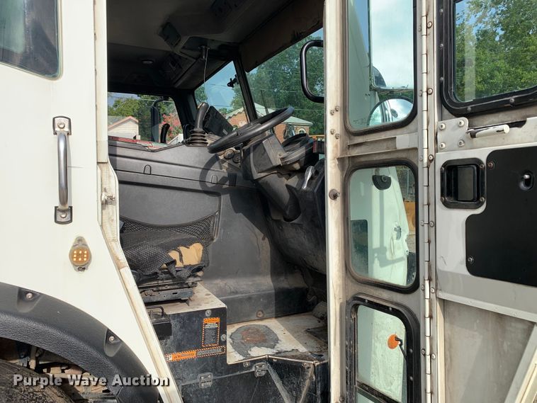 image for item DM1762 2018 Mack LR613 refuse truck