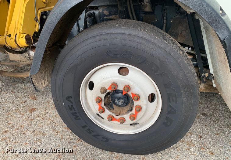 image for item DM1762 2018 Mack LR613 refuse truck