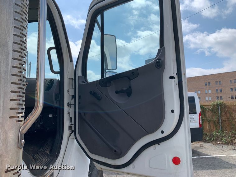 image for item DM1766 2018 Freightliner  M2106 refuse truck