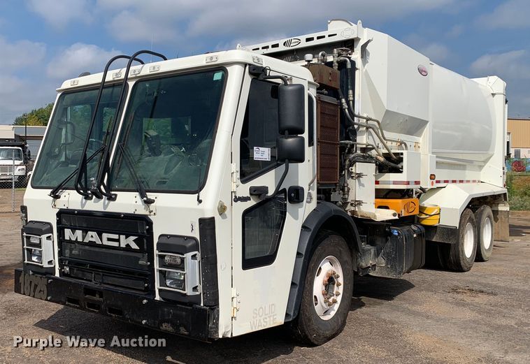 image for item DM1768 2018 Mack LR613 refuse truck