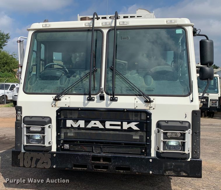 image for item DM1768 2018 Mack LR613 refuse truck
