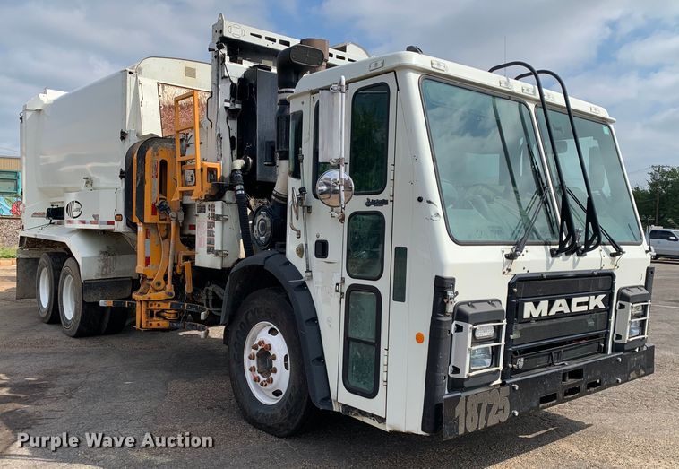 image for item DM1768 2018 Mack LR613 refuse truck