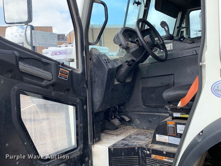 image for item DM1768 2018 Mack LR613 refuse truck