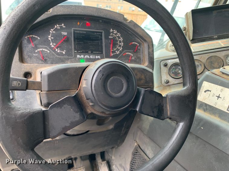 image for item DM1768 2018 Mack LR613 refuse truck