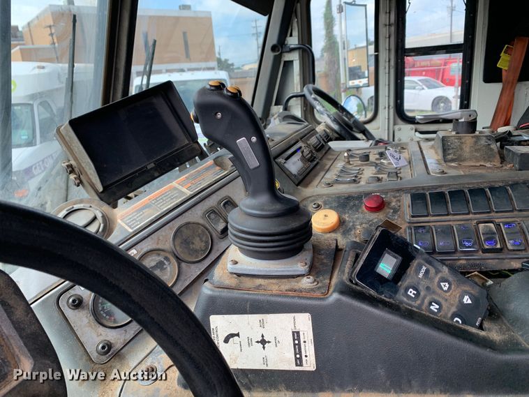 image for item DM1768 2018 Mack LR613 refuse truck