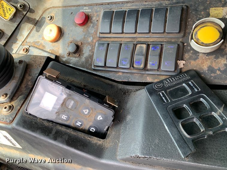 image for item DM1768 2018 Mack LR613 refuse truck