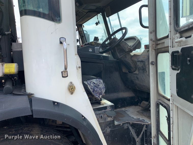 image for item DM1768 2018 Mack LR613 refuse truck
