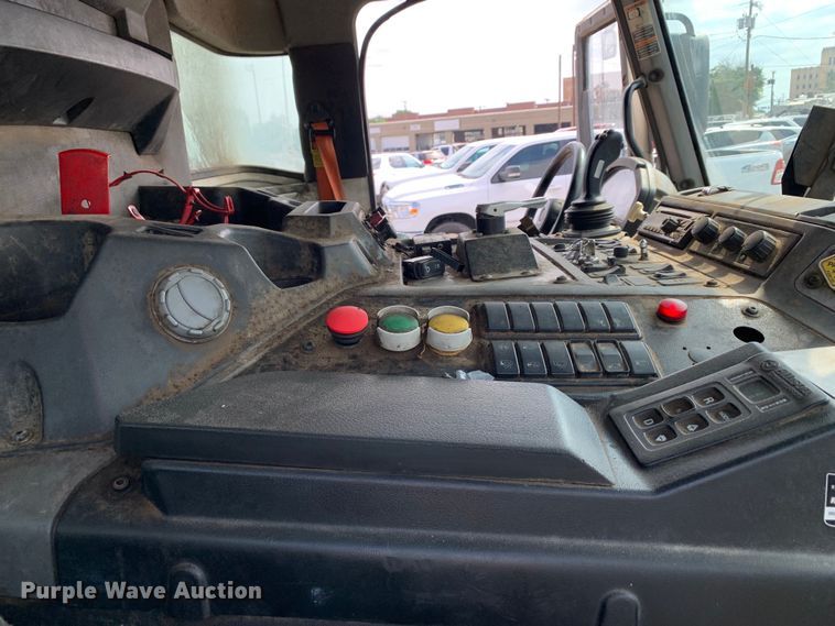 image for item DM1768 2018 Mack LR613 refuse truck