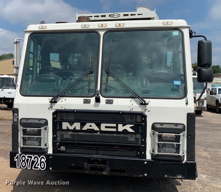 image for item DM1769 2018 Mack LR613 refuse truck