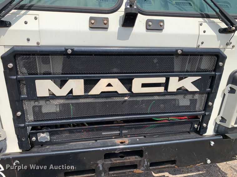 image for item DM1769 2018 Mack LR613 refuse truck