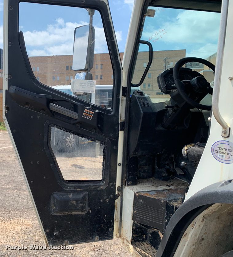 image for item DM1769 2018 Mack LR613 refuse truck