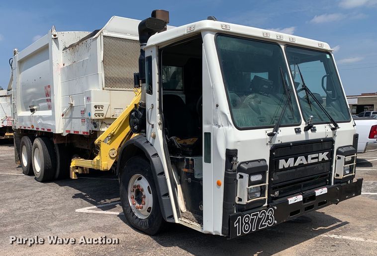 image for item DM1770 2018 Mack LR613 refuse truck