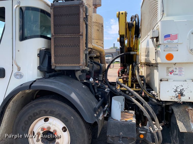 image for item DM1770 2018 Mack LR613 refuse truck