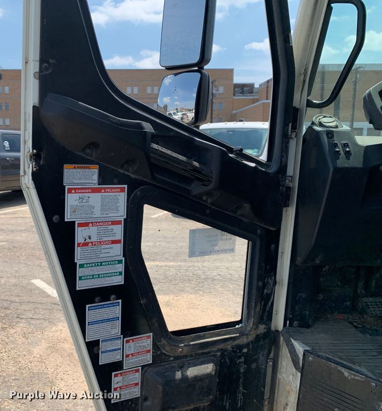 image for item DM1770 2018 Mack LR613 refuse truck