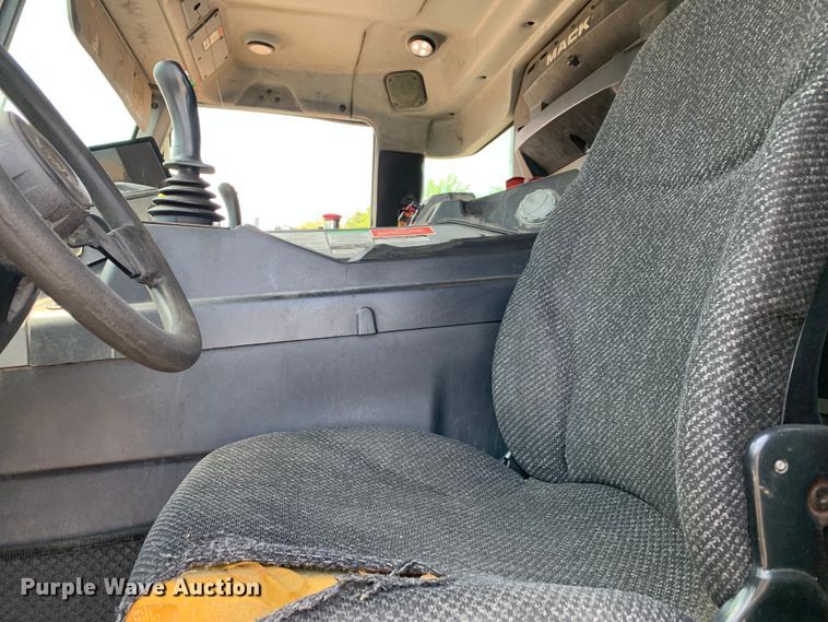 image for item DM1770 2018 Mack LR613 refuse truck