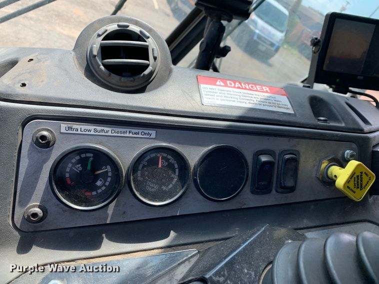 image for item DM1770 2018 Mack LR613 refuse truck