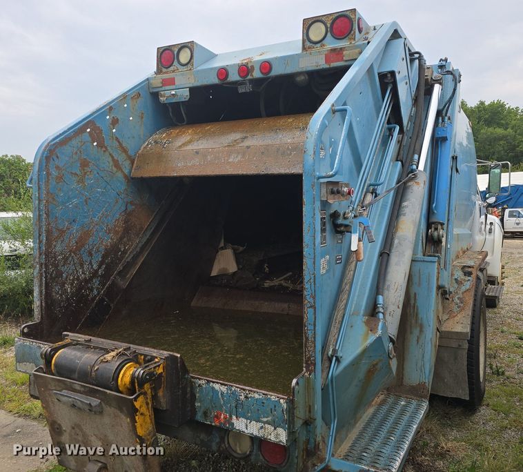 image for item DQ4473 2005 Ford F650 Super Duty XL refuse truck