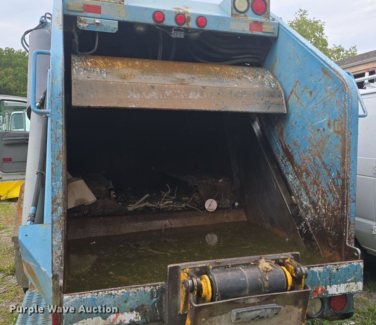 image for item DQ4473 2005 Ford F650 Super Duty XL refuse truck