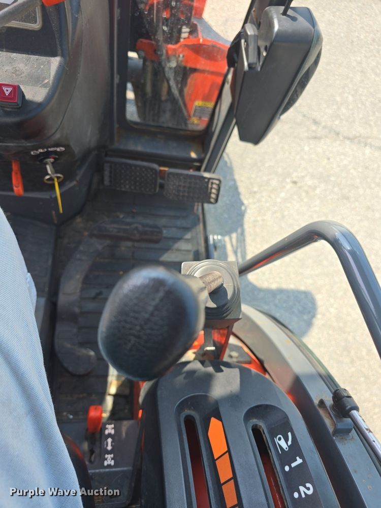 image for item DQ4475 2005 Kubota B3030 MFWD tractor