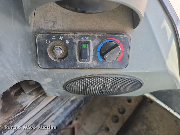 image for item DQ4476 2014 Bobcat S650 skid steer loader