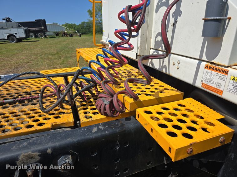 image for item DQ4480 2013 Kalmar Ottawa 4X2 yard truck