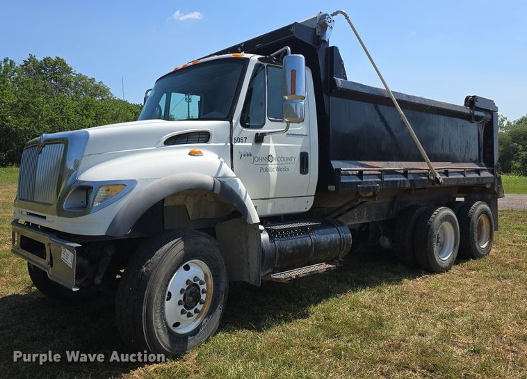 image for item DQ4482 2004 International 7600 dump truck