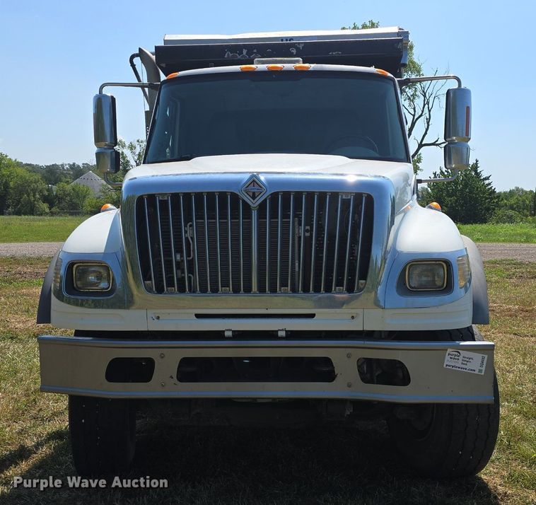 image for item DQ4482 2004 International 7600 dump truck