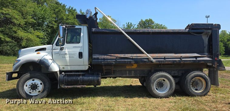 image for item DQ4482 2004 International 7600 dump truck