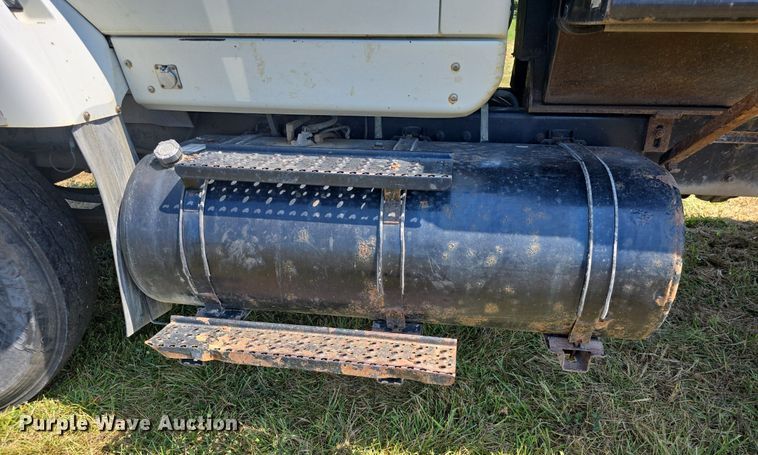 image for item DQ4482 2004 International 7600 dump truck