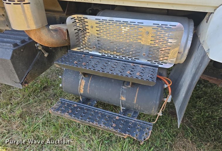 image for item DQ4482 2004 International 7600 dump truck