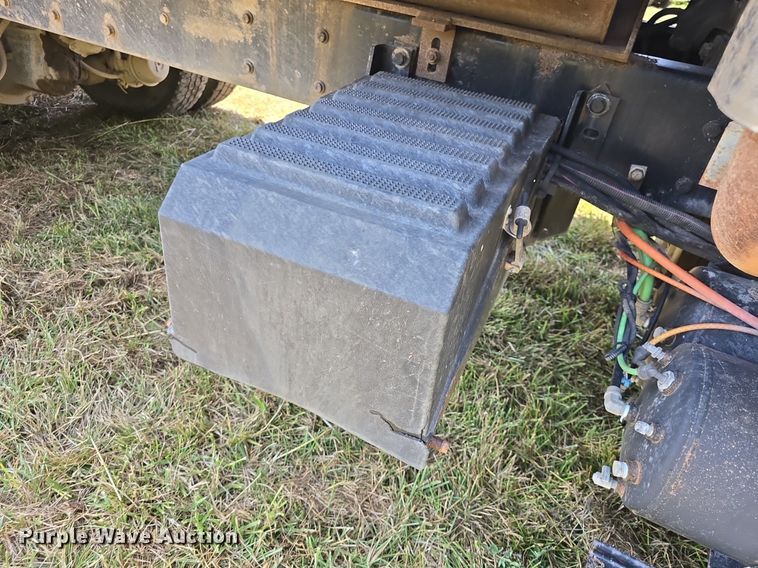 image for item DQ4482 2004 International 7600 dump truck