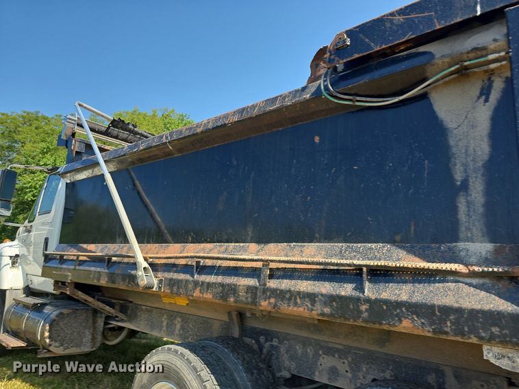 image for item DQ4482 2004 International 7600 dump truck