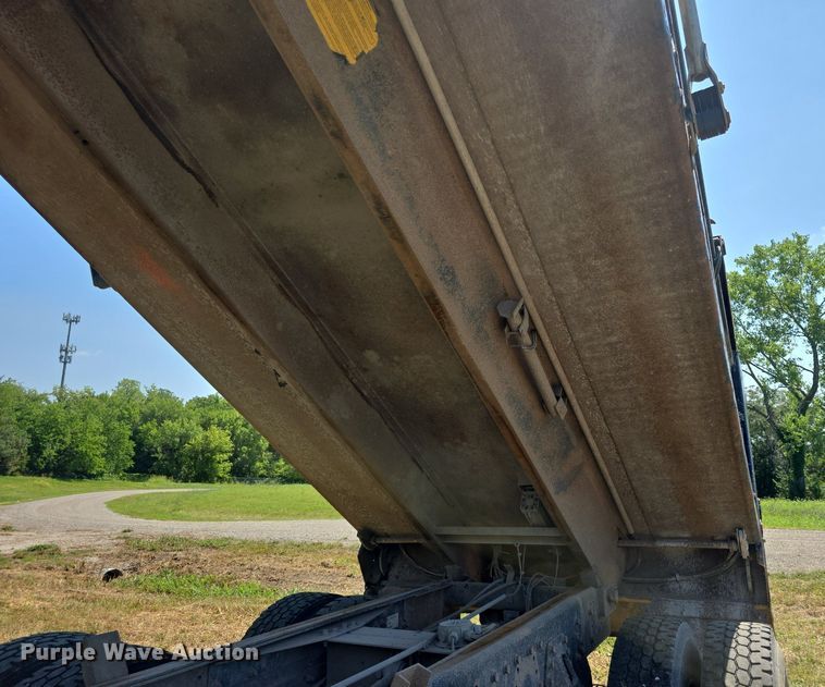 image for item DQ4482 2004 International 7600 dump truck