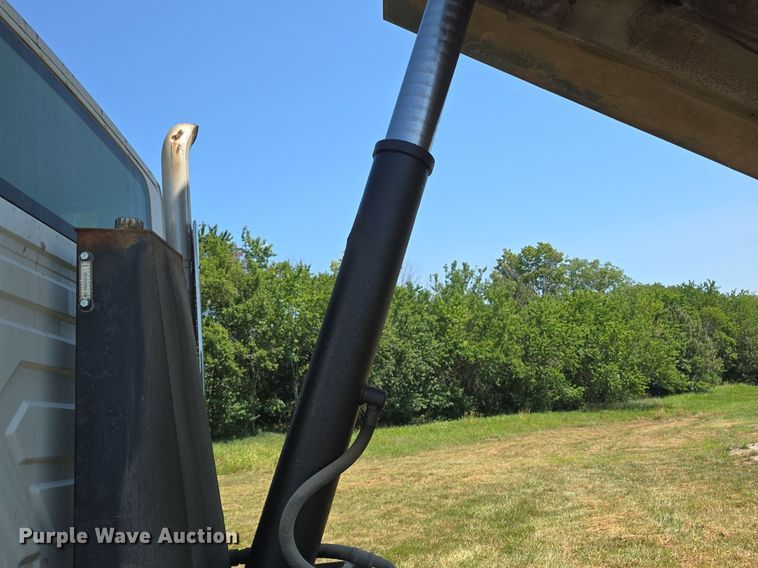 image for item DQ4482 2004 International 7600 dump truck