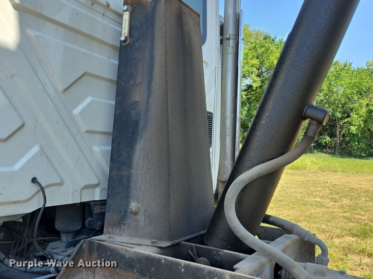 image for item DQ4482 2004 International 7600 dump truck