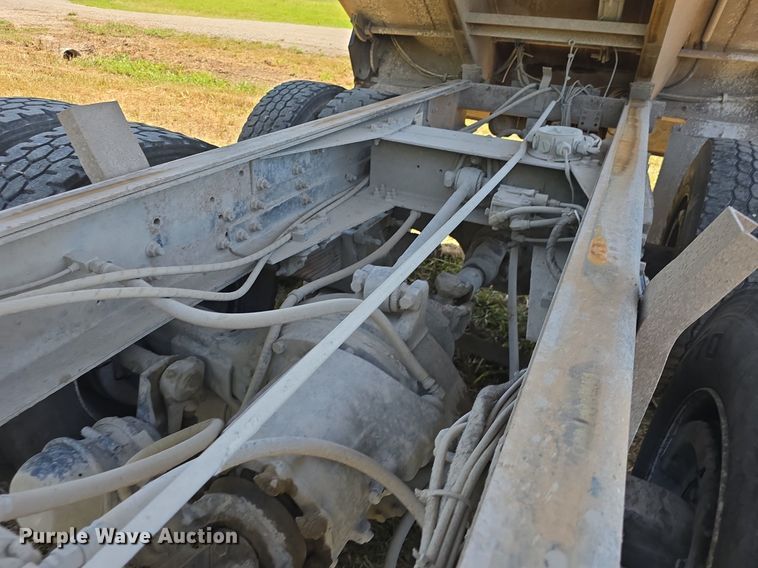 image for item DQ4482 2004 International 7600 dump truck