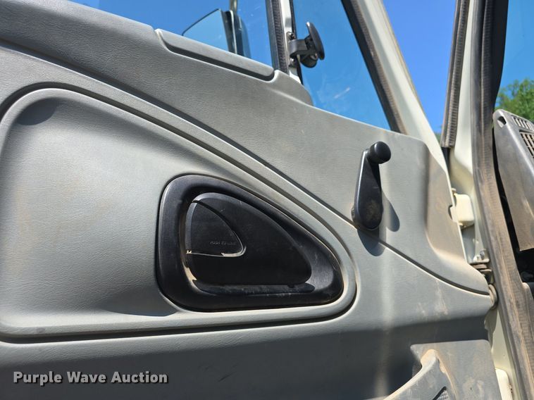 image for item DQ4482 2004 International 7600 dump truck