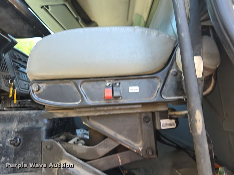 image for item DQ4482 2004 International 7600 dump truck