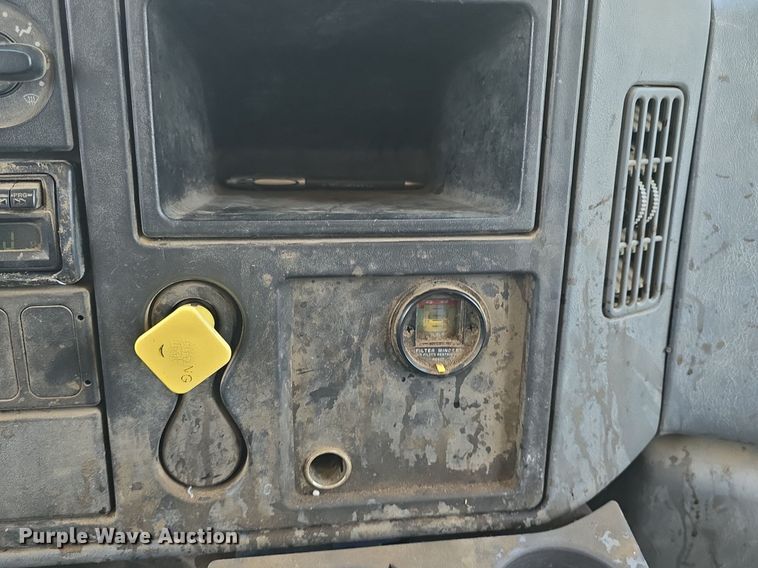 image for item DQ4482 2004 International 7600 dump truck