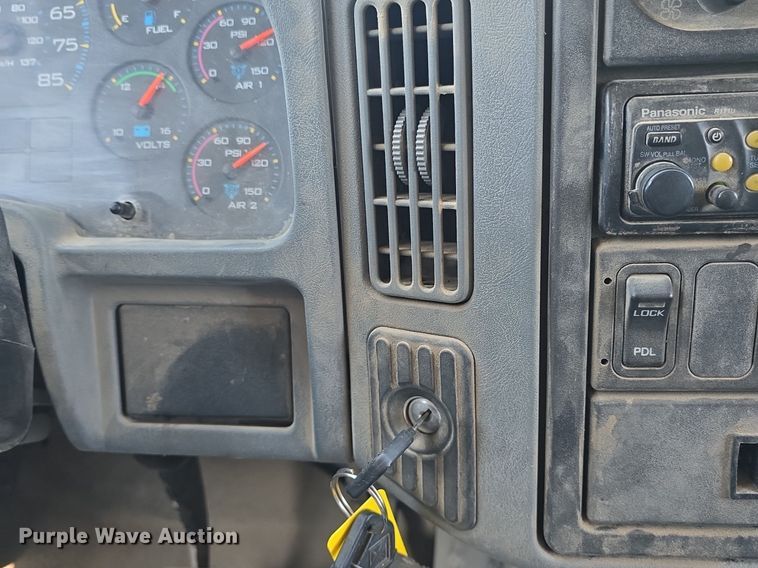 image for item DQ4482 2004 International 7600 dump truck